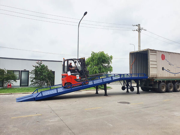 Cầu dẫn xe nâng 6 tấn hỗ trợ đóng dỡ hàng hóa container nhanh chóng